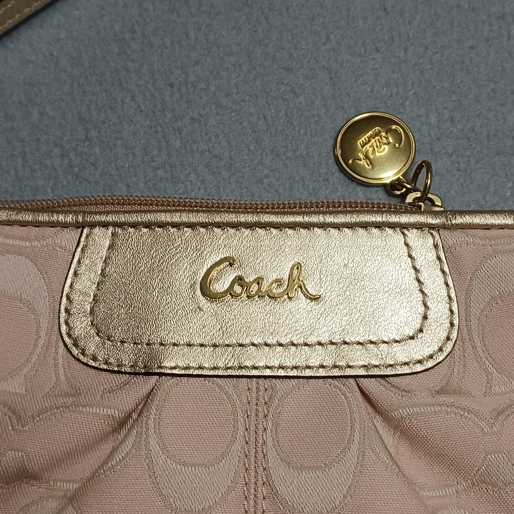Vintage Coach Wristlet OS Pink Signature C Metallic Gold Trim Pleated Baguette - Picture 2 of 14